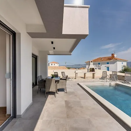 Rosemary: Poolside Panorama Near Sandy Villa Risika