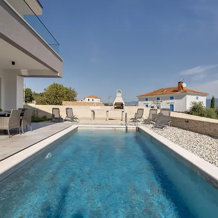 Villa Rosemary: Poolside Panorama Near Sandy *