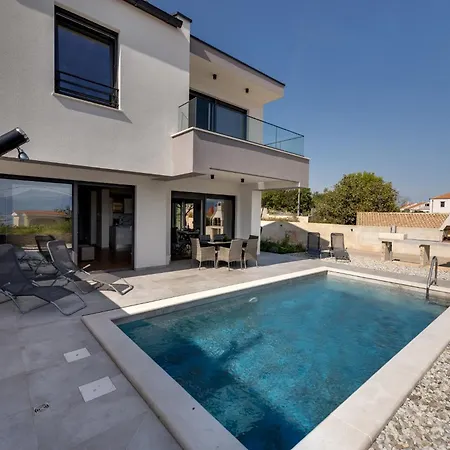 Villa Rosemary: Poolside Panorama Near Sandy